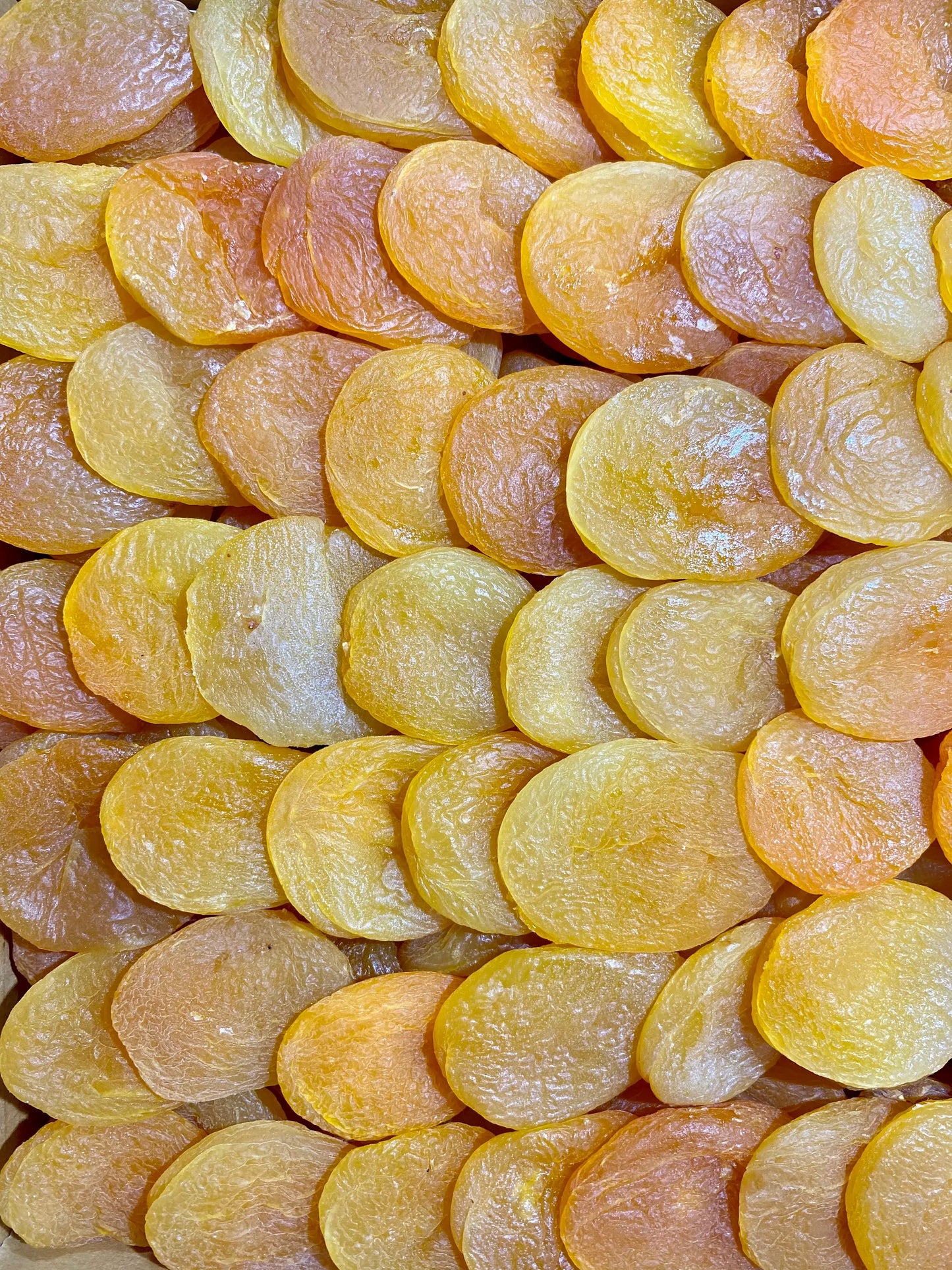 Abricots secs dégustés comme collation saine et pratique