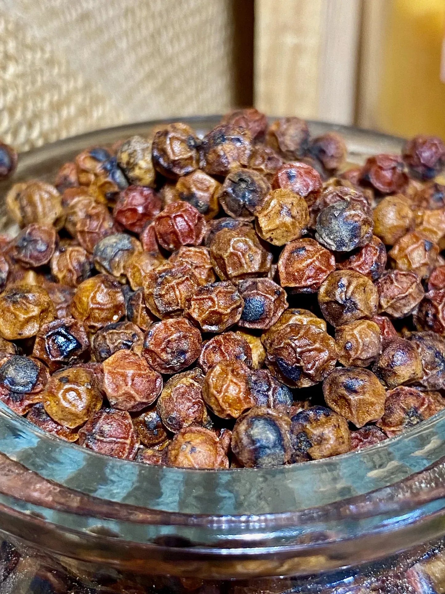 Grains de poivre rouge de Kampot récoltés à pleine maturité, saveur fruitée et délicate
