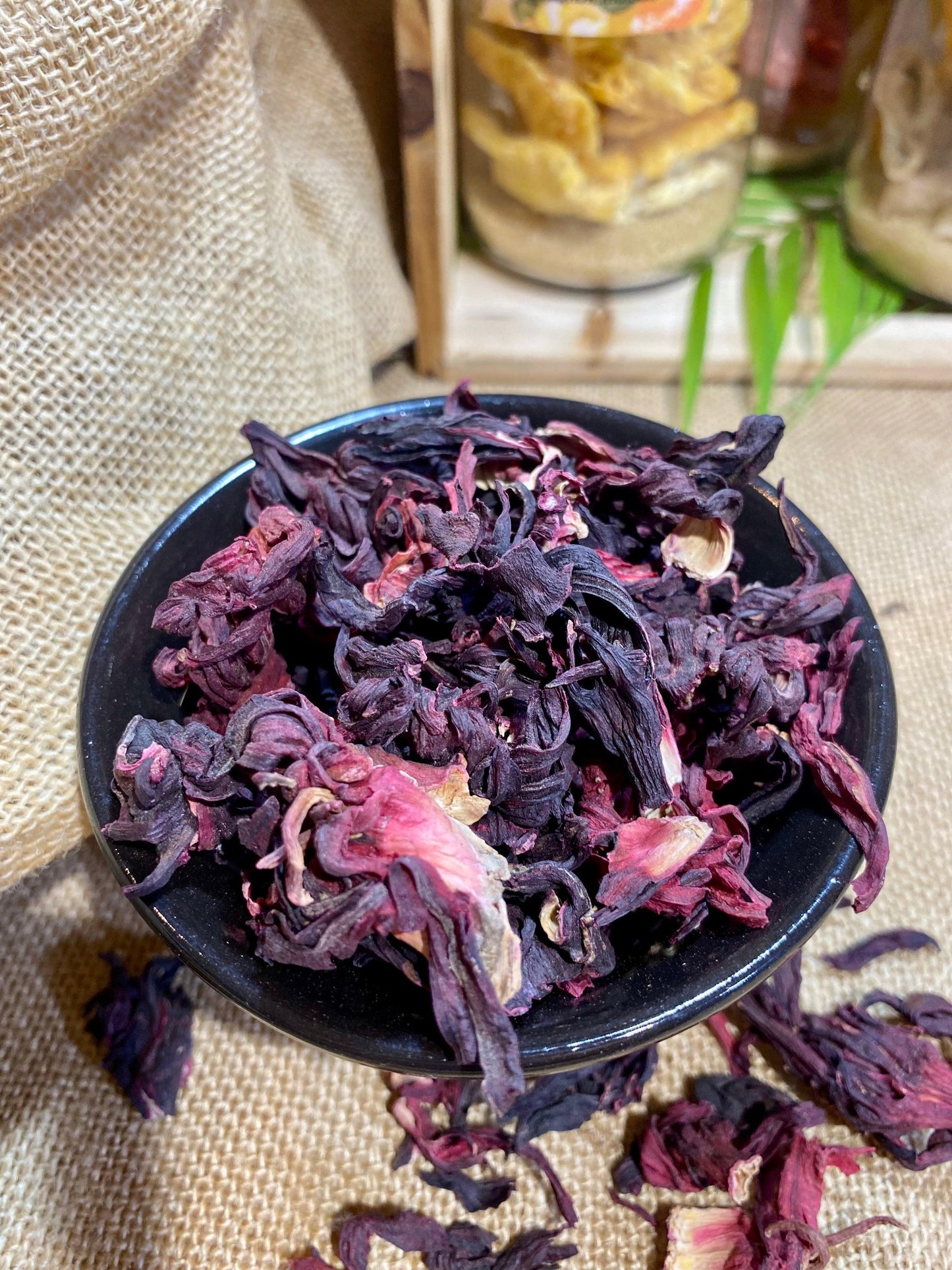 Infusion de fleurs d’hibiscus séchées Bissap rouge prête à servir