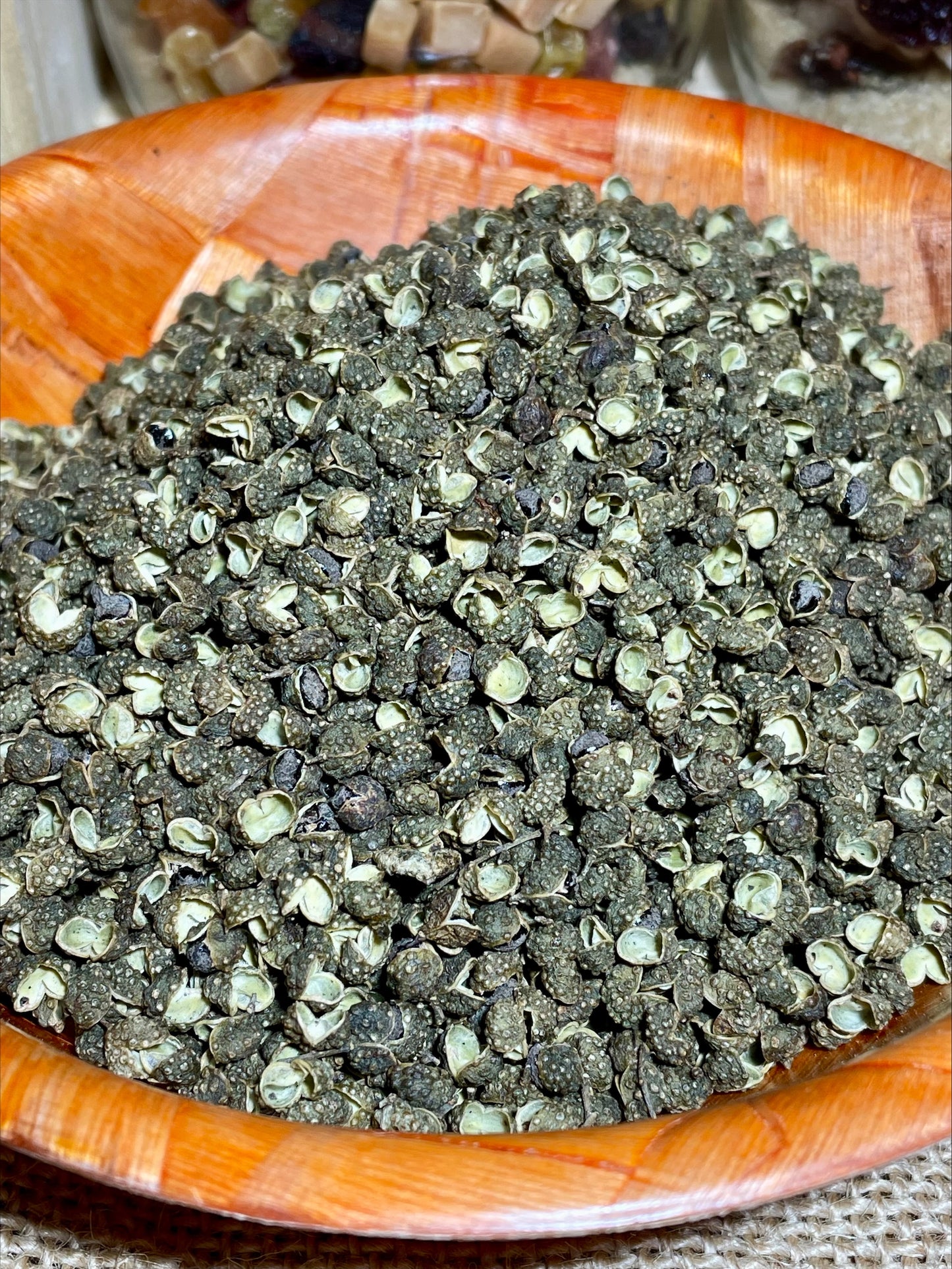 Poivre de Sichuan vert à utilisé en cuisine pour apporter une note citronnée et fraîche