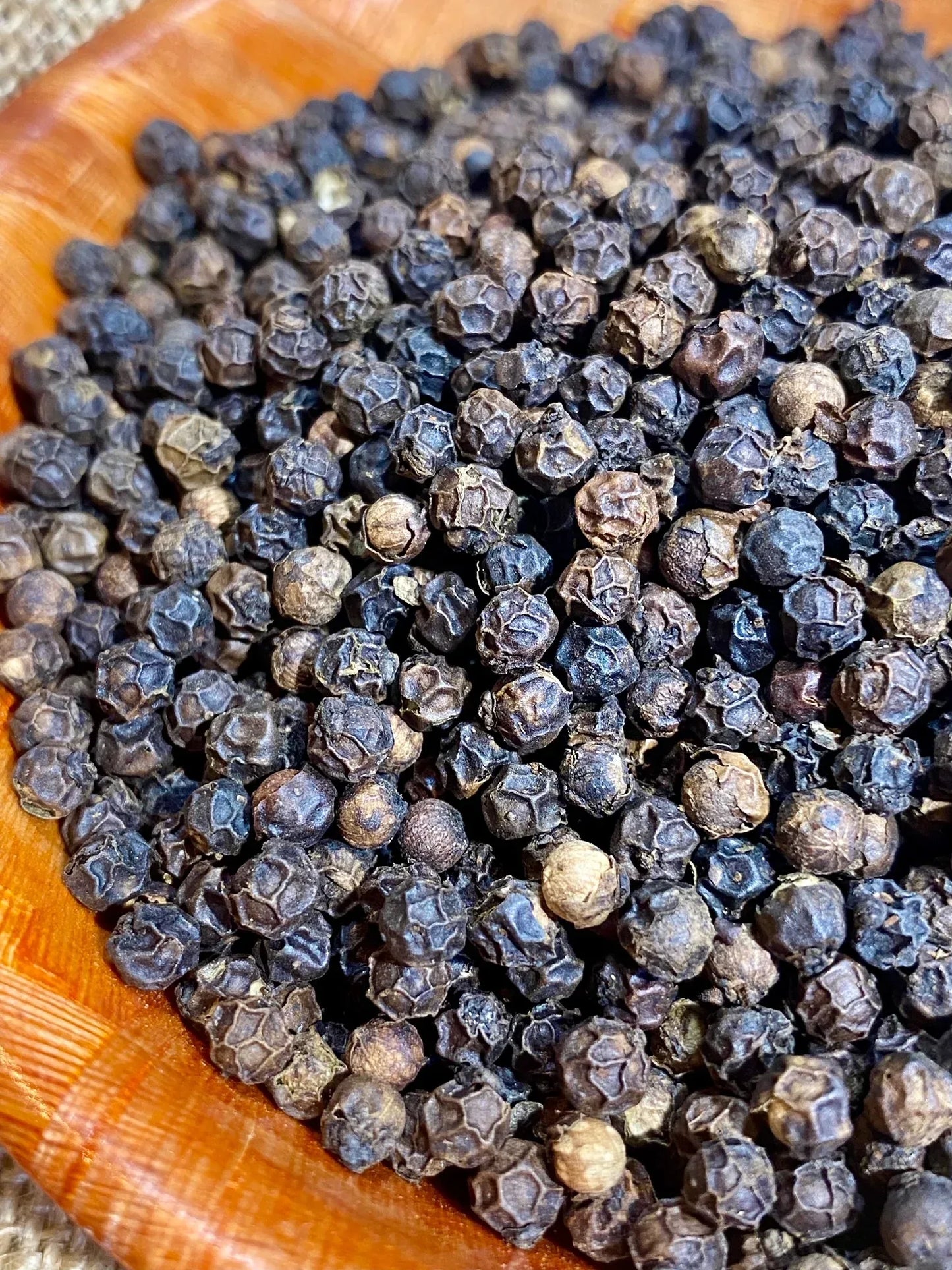 Poivre Tellicherry en grains utilisé pour assaisonner une viande grillée