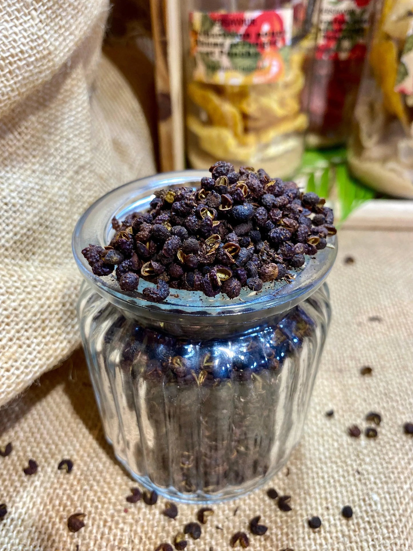 Poivre Timut en grains récolté à la main dans les montagnes du Népal