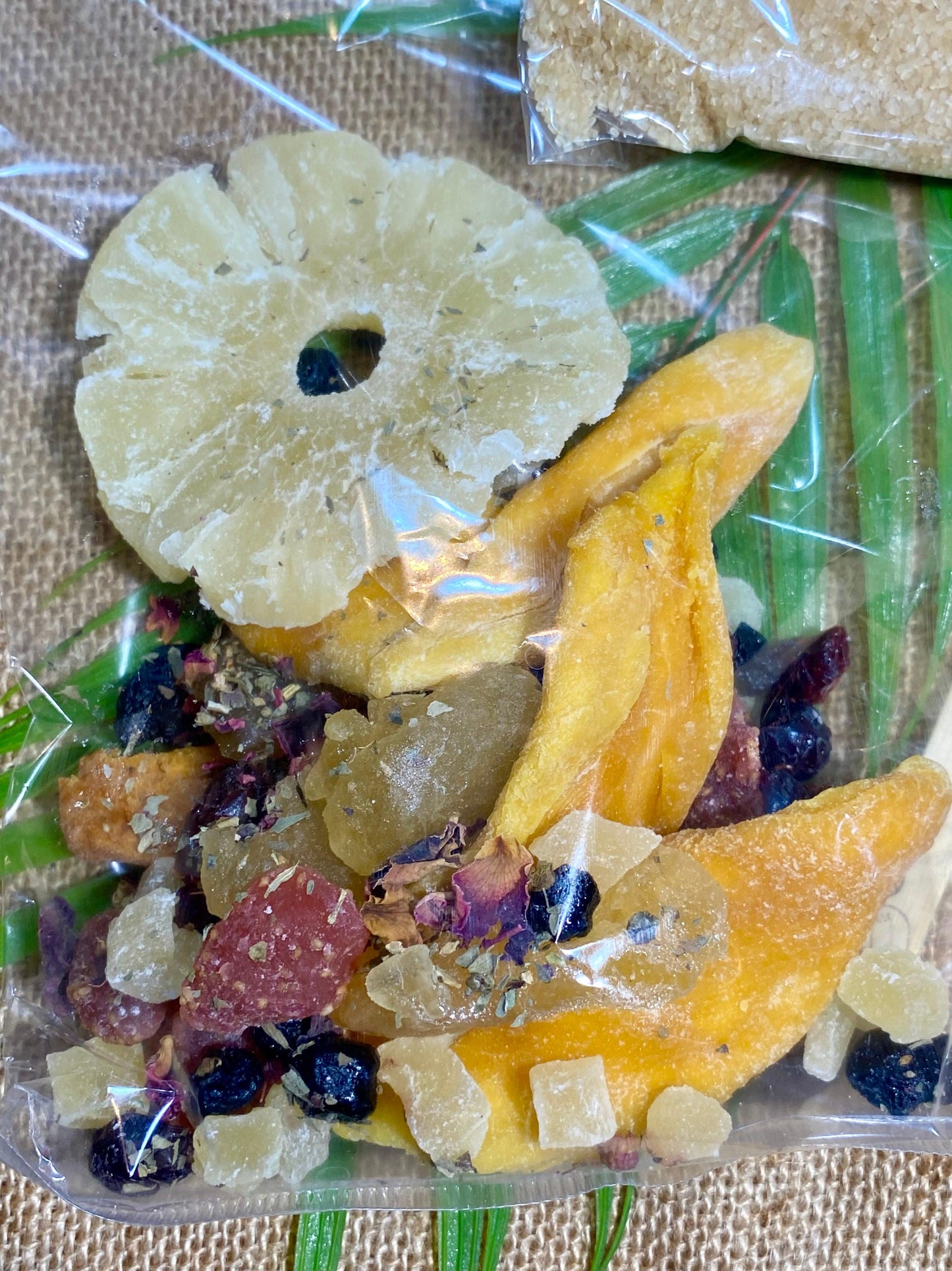 Étapes de préparation du rhum arrangé La Rhumantique – ajout des fruits séchés, épices et sucre dans une bouteille, infusion et macération pour boisson artisanale savoureuse