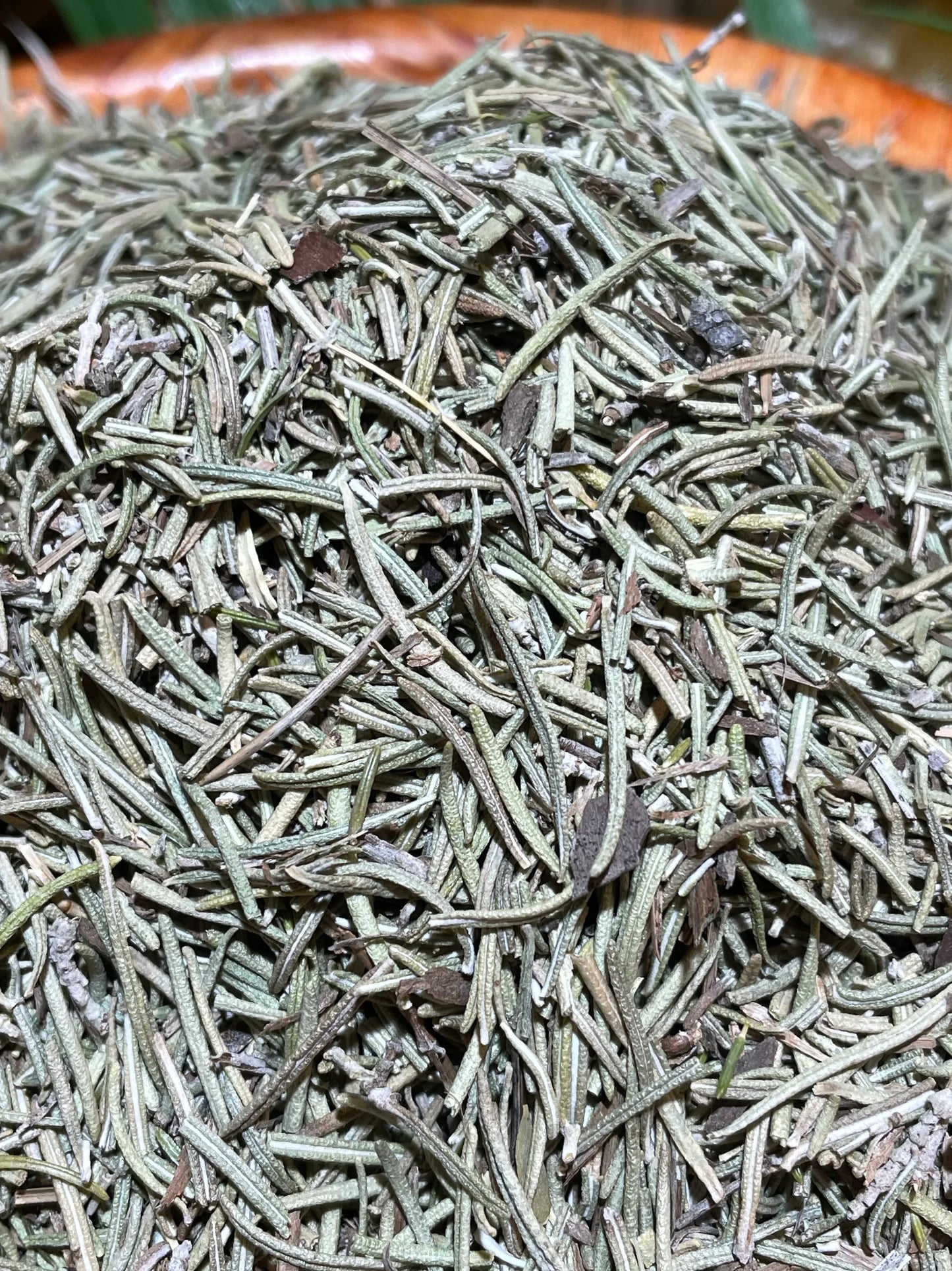 Romarin séché sur légumes rôtis au four, herbe de Provence pour cuisine méditerranéenne