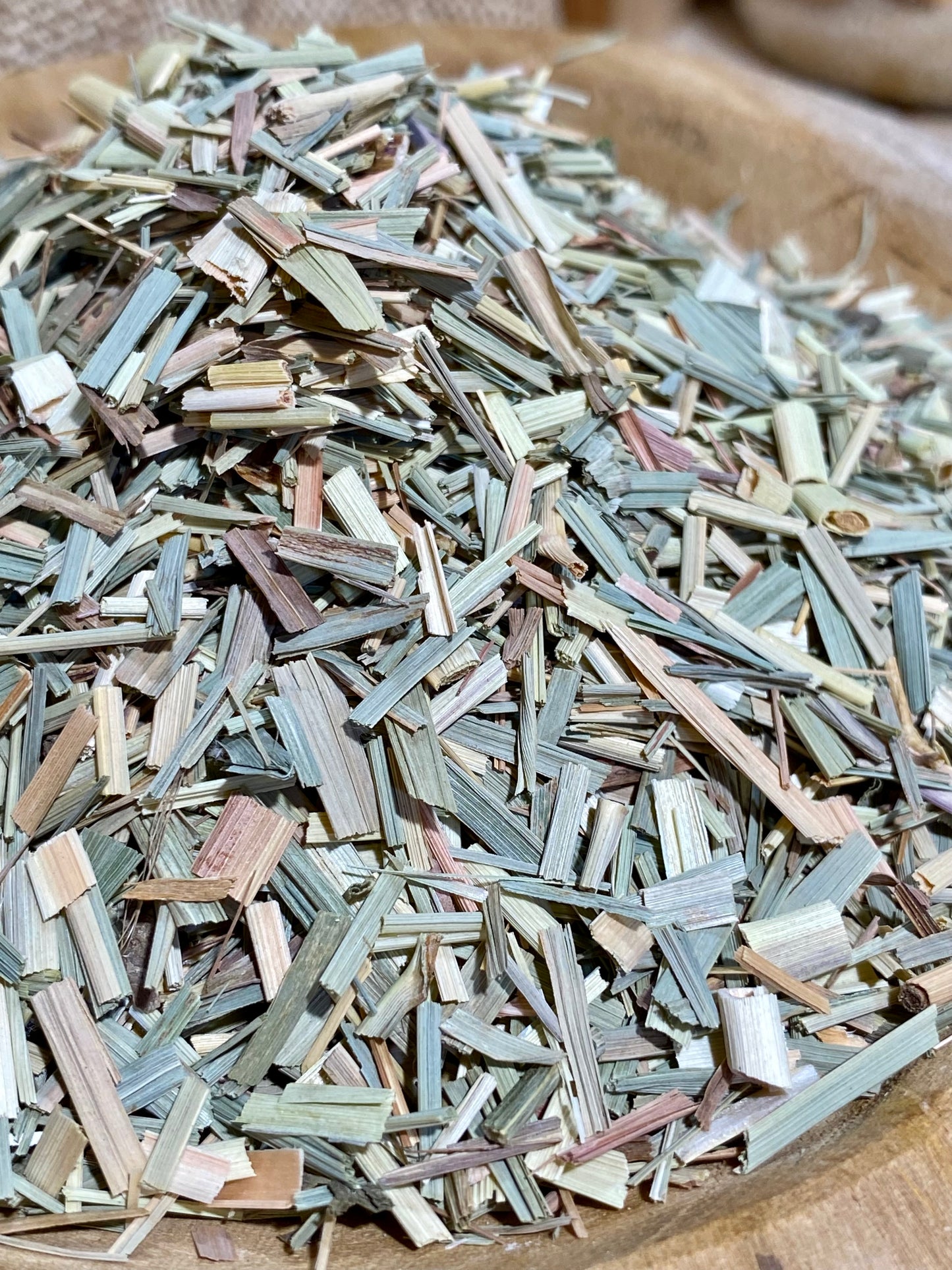 Sachet de citronnelle séchée en copeaux – herbe aromatique naturelle prête à l’usage