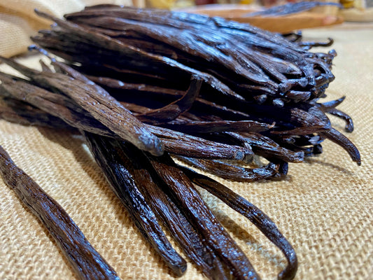 Gousses de vanille du Kerala (Inde) longues de 17‑18 cm, noires et huileuses, profil aromatique intense avec des notes florales, boisées et épicées — idéales pour pâtisserie, boissons, extraits maison et cuisine créative.