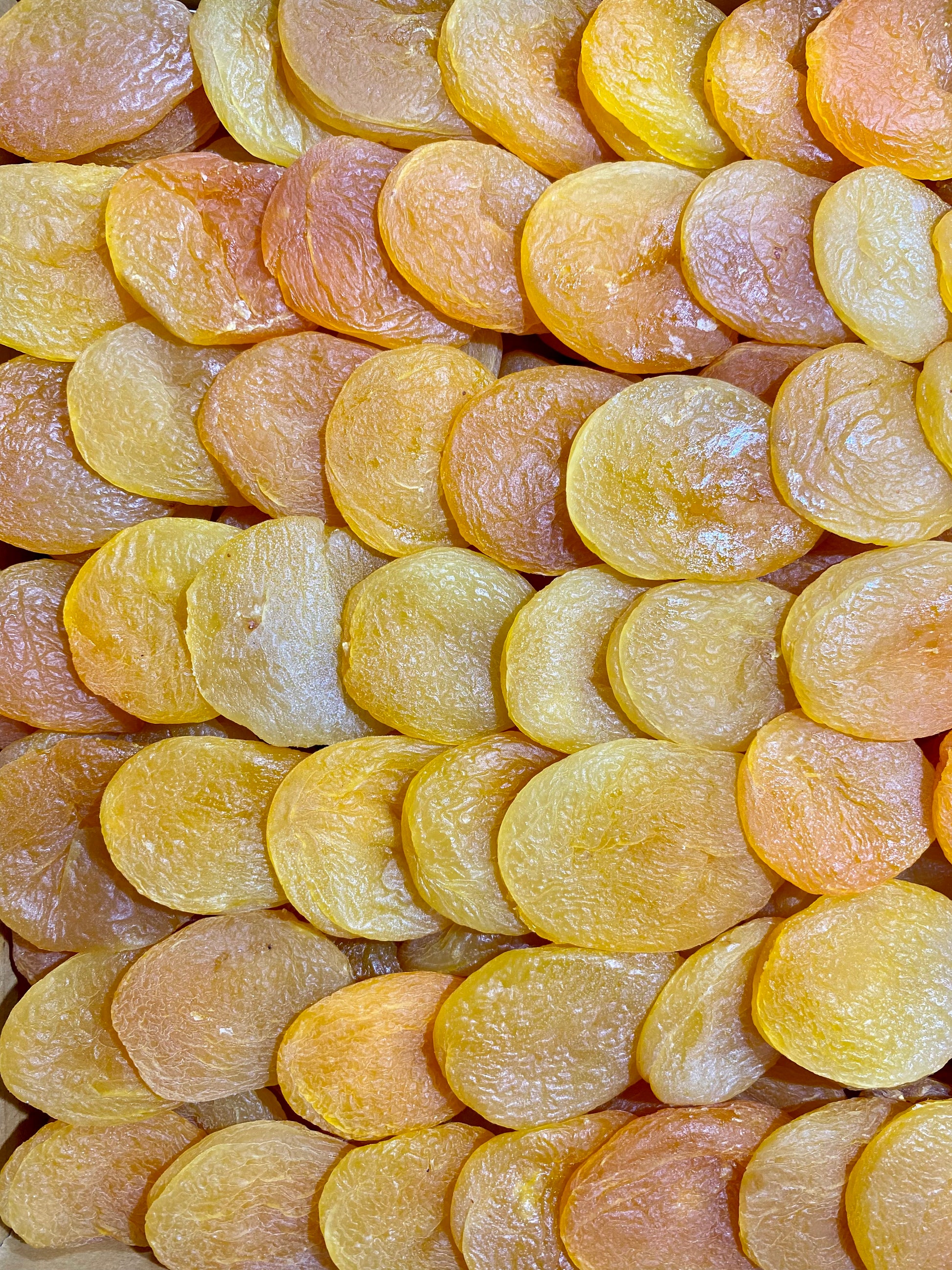 Abricots secs dégustés comme collation saine et pratique