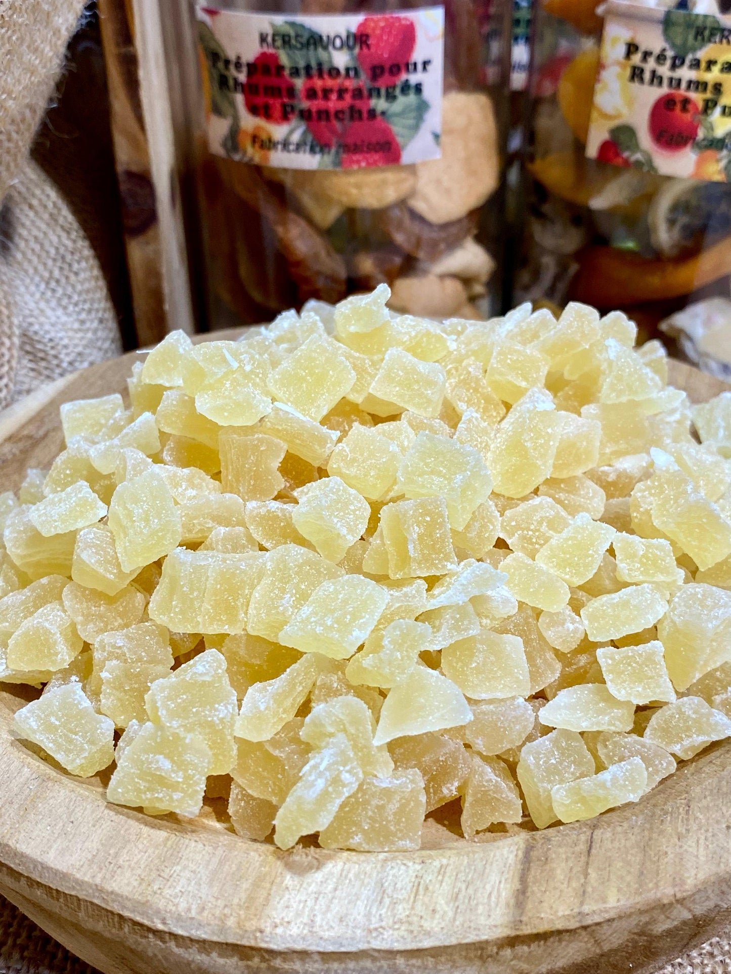 Gros plan sur des cubes d’ananas déshydraté homogènes et calibrés