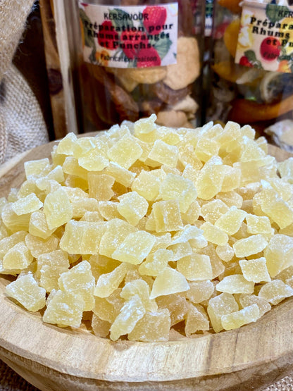 Gros plan sur des cubes d’ananas déshydraté homogènes et calibrés