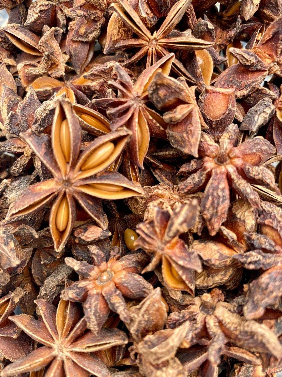 Anis étoilé entier dans un bol – épice anisée utilisée en cuisine asiatique et pâtisserie