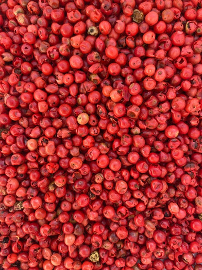 Baies de rose à utilisées pour assaisonner un plat de poisson