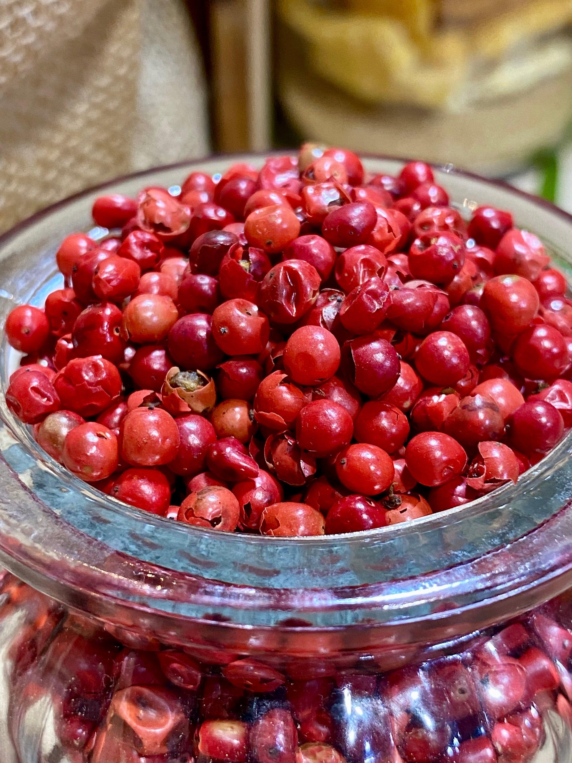 Gros plan sur des baies de rose montrant leur texture et couleur rose délicate