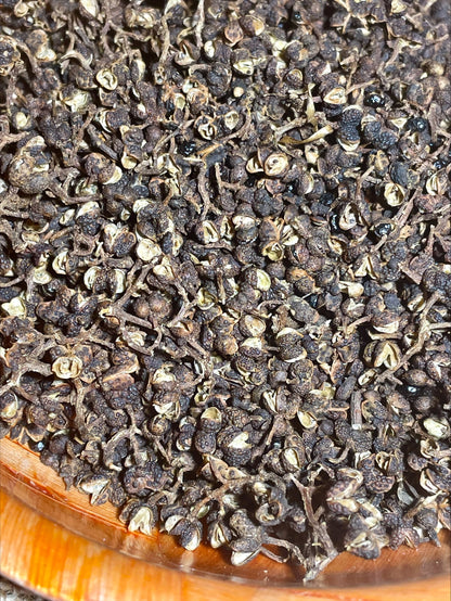 Gros plan sur les Baies de Batak entières – poivre exotique d’Indonésie au parfum citronné