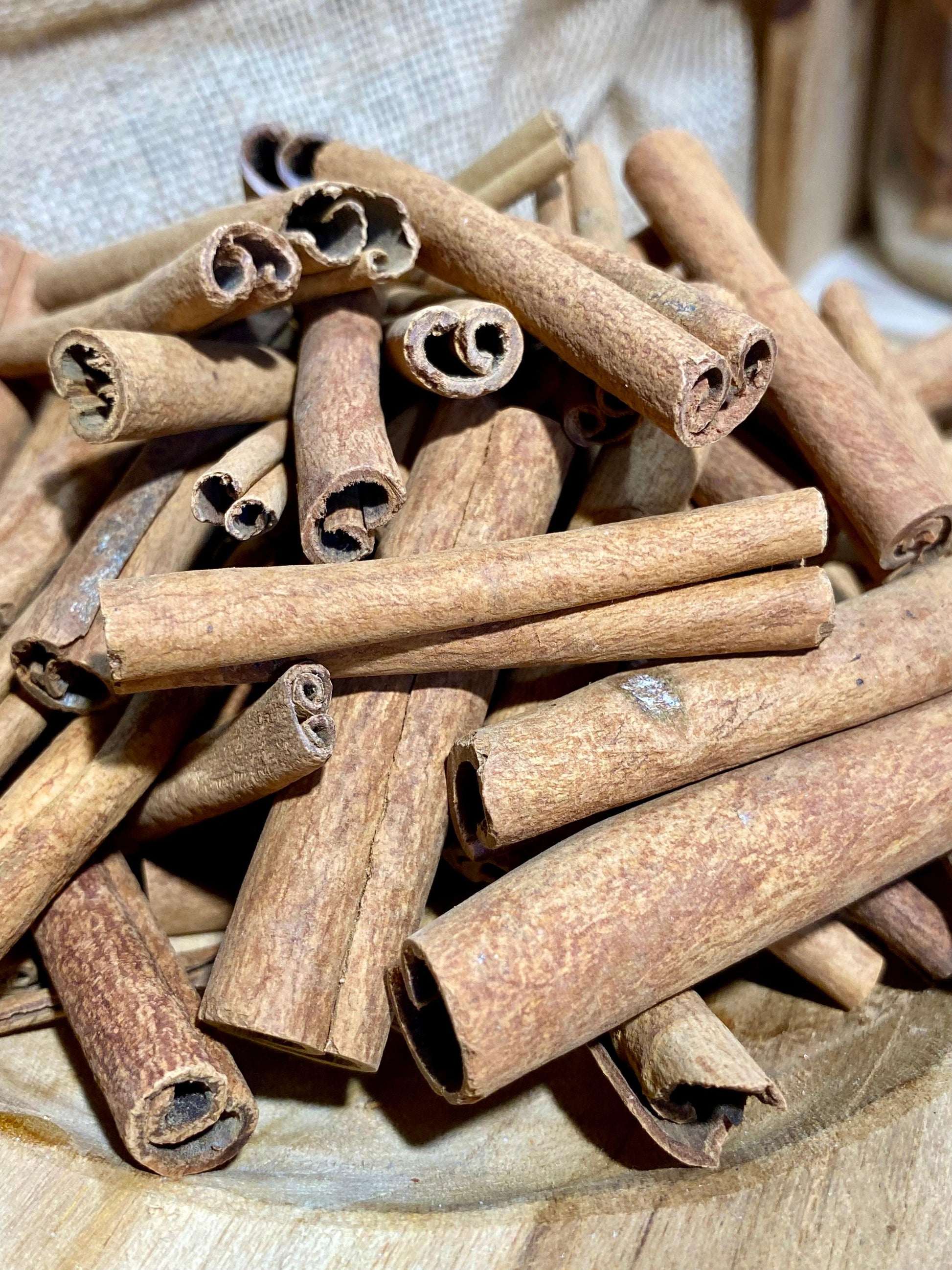 Gros plan sur des bâtons de cannelle entiers, montrant leur texture naturelle et leur couleur brun chaud