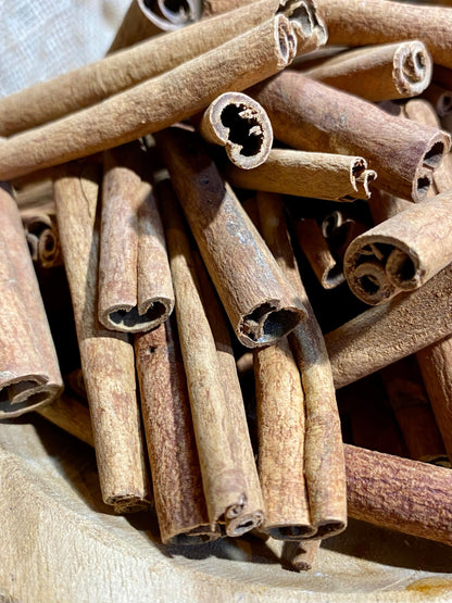 Bâtons de cannelle entiers utilisés pour infuser du thé chaud et parfumer un plat mijoté