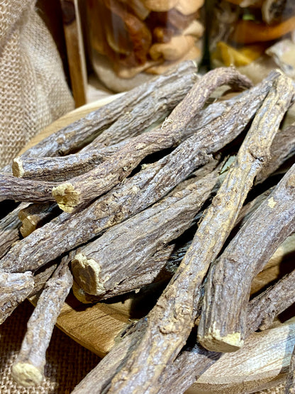 Gros plan sur la texture naturelle du bois de réglisse séché