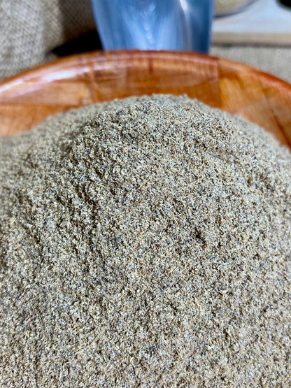 Cardamome en poudre dans un bol – prête à parfumer desserts, currys et boissons chaudes