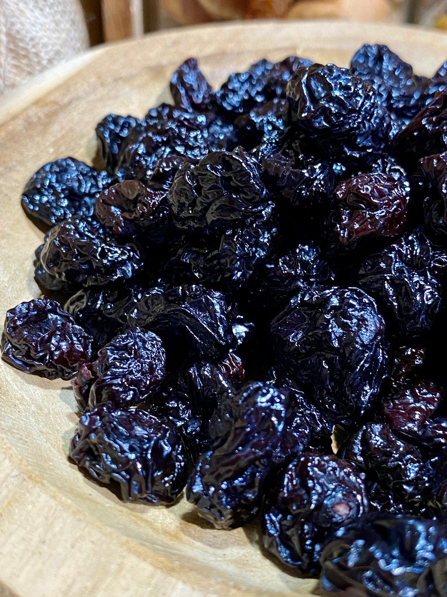 Gros plan cerises séchées noires – texture moelleuse et couleur rouge foncé