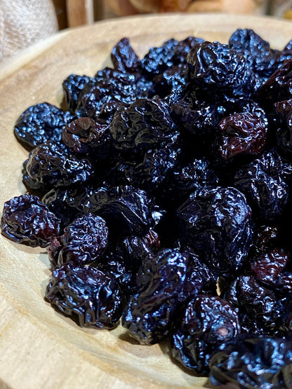 Gros plan cerises séchées noires – texture moelleuse et couleur rouge foncé