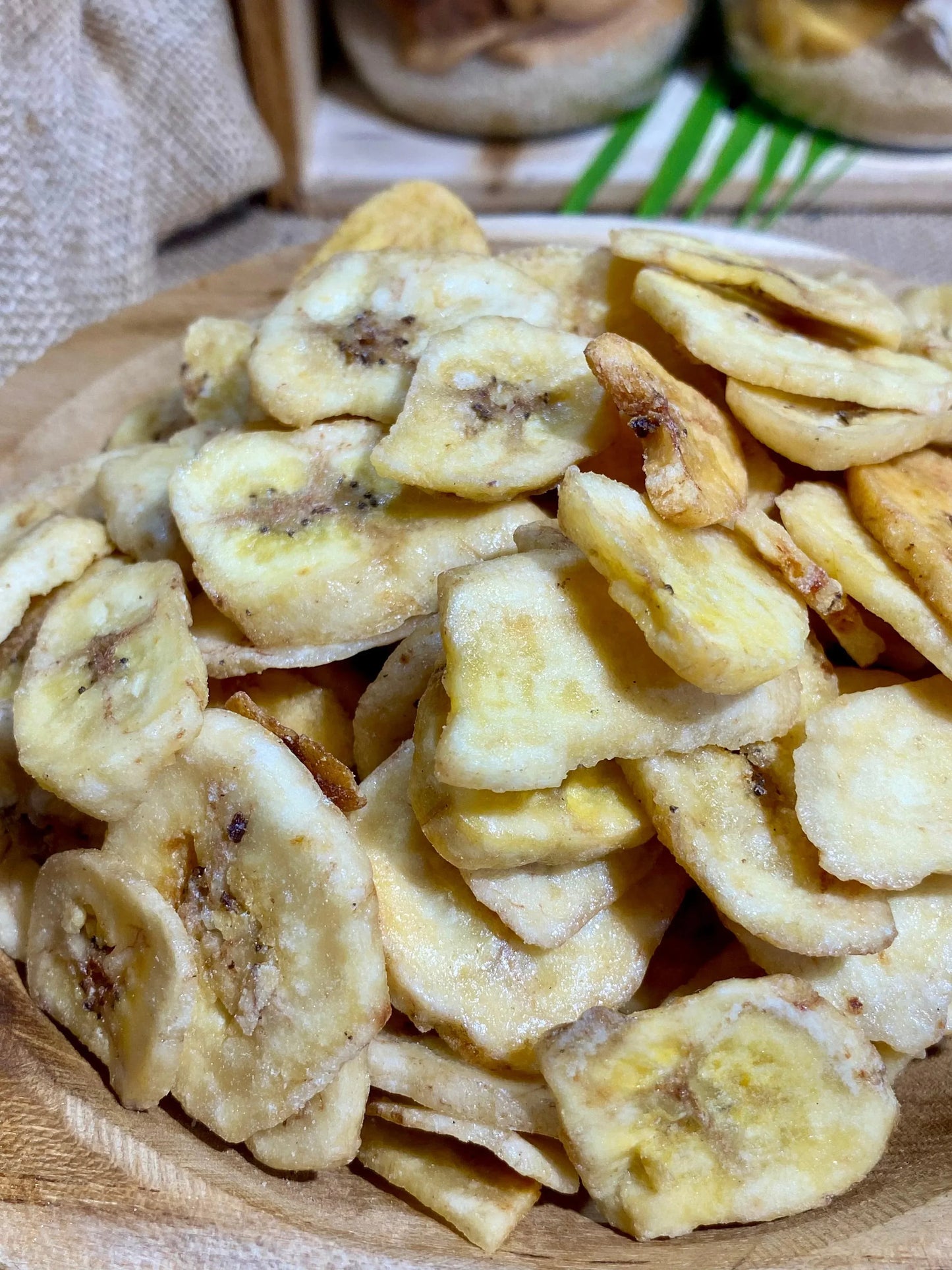 Chips de bananes dorées et croquantes – texture croustillante naturelle
