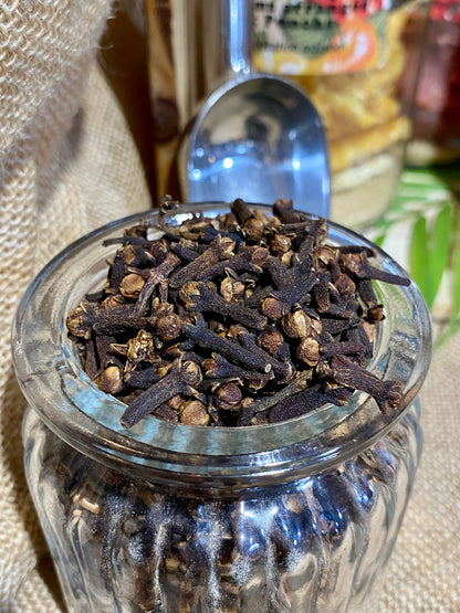 Clou de girofle entier utilisé dans un plat mijoté maison pour parfumer la sauce