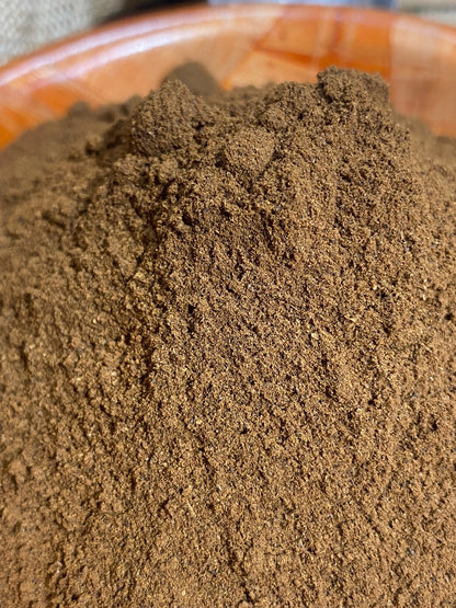 Vin chaud aux épices maison aromatisé avec du clou de girofle en poudre pour l’hiver