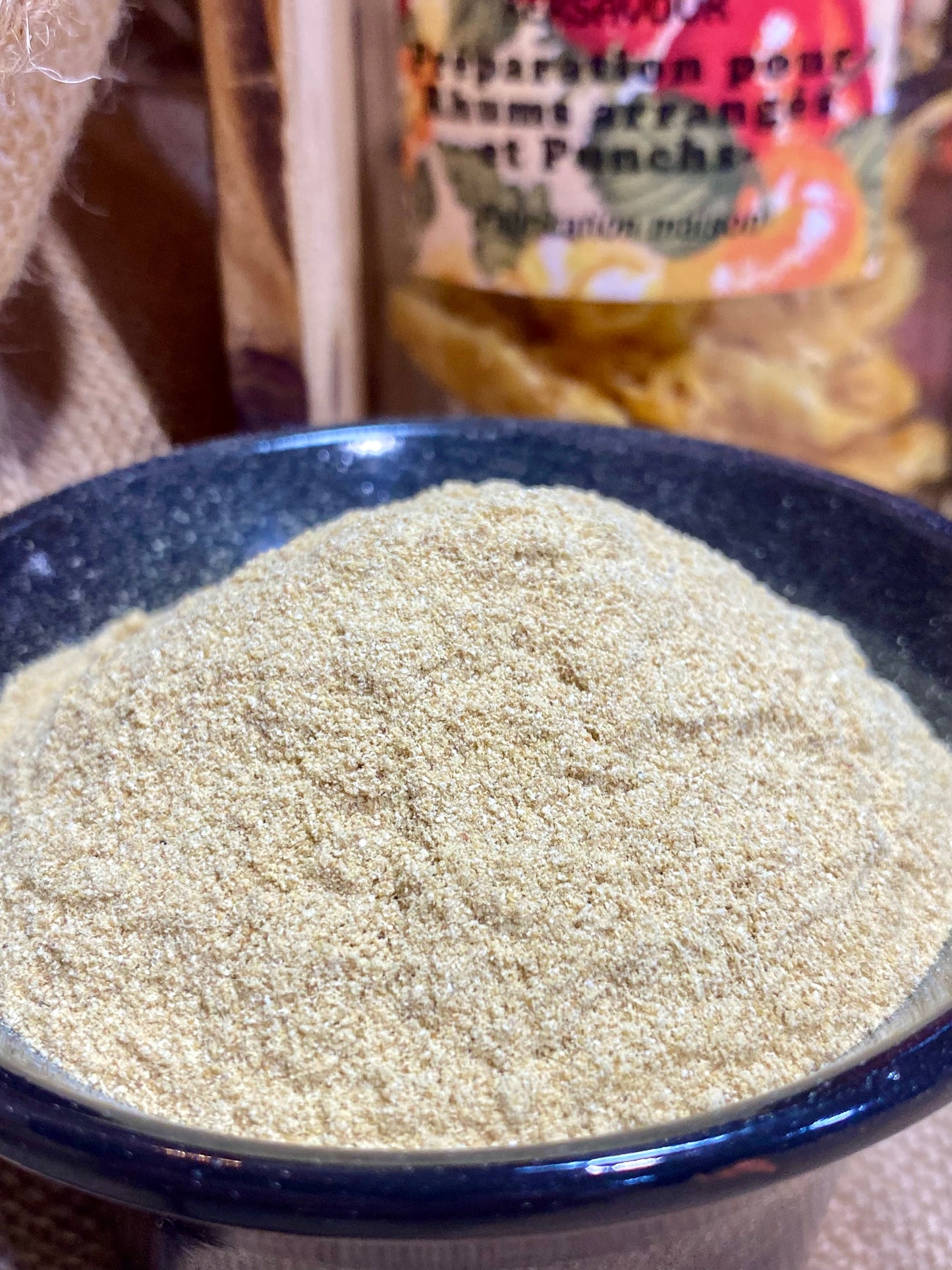 Gros plan sur la poudre de combava, épice fine aux arômes d’agrumes