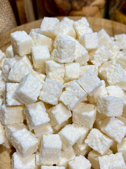 Cubes de noix de coco à ajoutés à des céréales