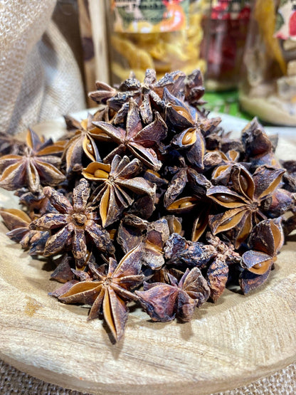 Détail d’une étoile de badiane montrant sa forme en étoile et ses graines aromatiques