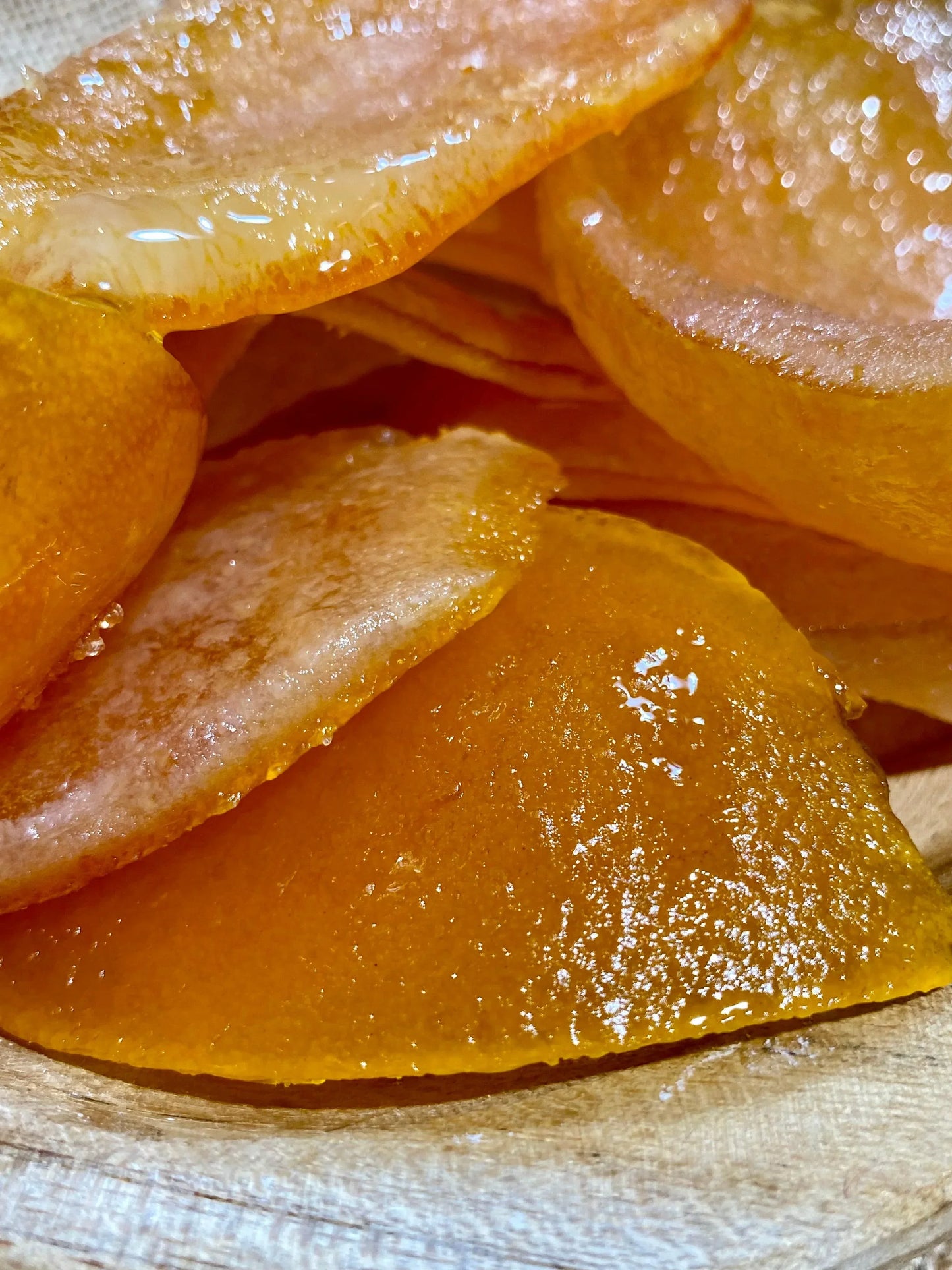Écorces d'orange confites utilisées pour décorer un cocktail fruité et gourmand