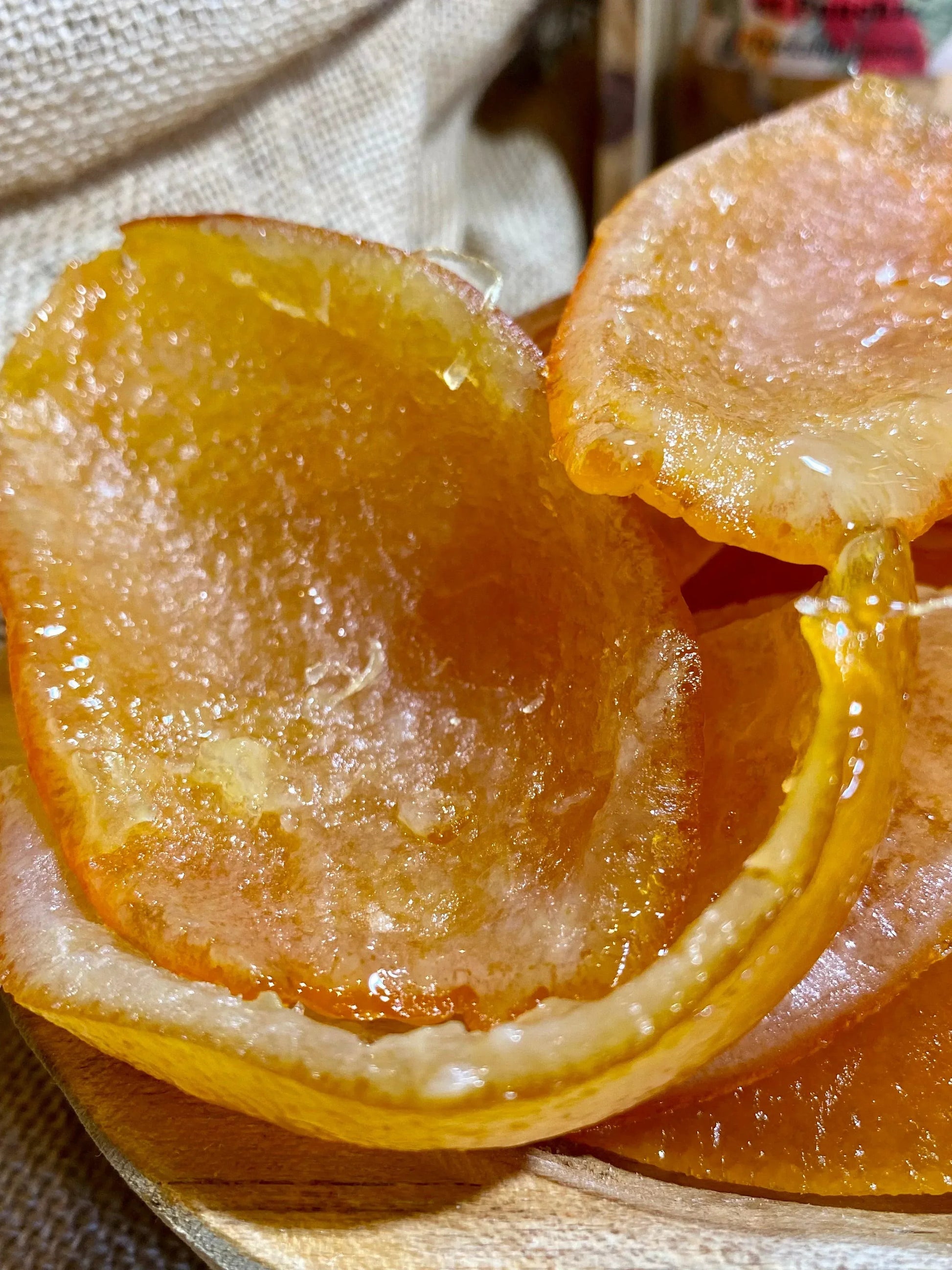 Quartiers d'orange confites ajoutés dans muffins et biscuits pour une touche gourmande et fruitée