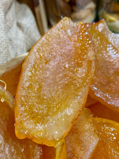 Zoom sur les quartiers d'orange confites tendres et sucrés, parfaits pour pâtisserie et décoration