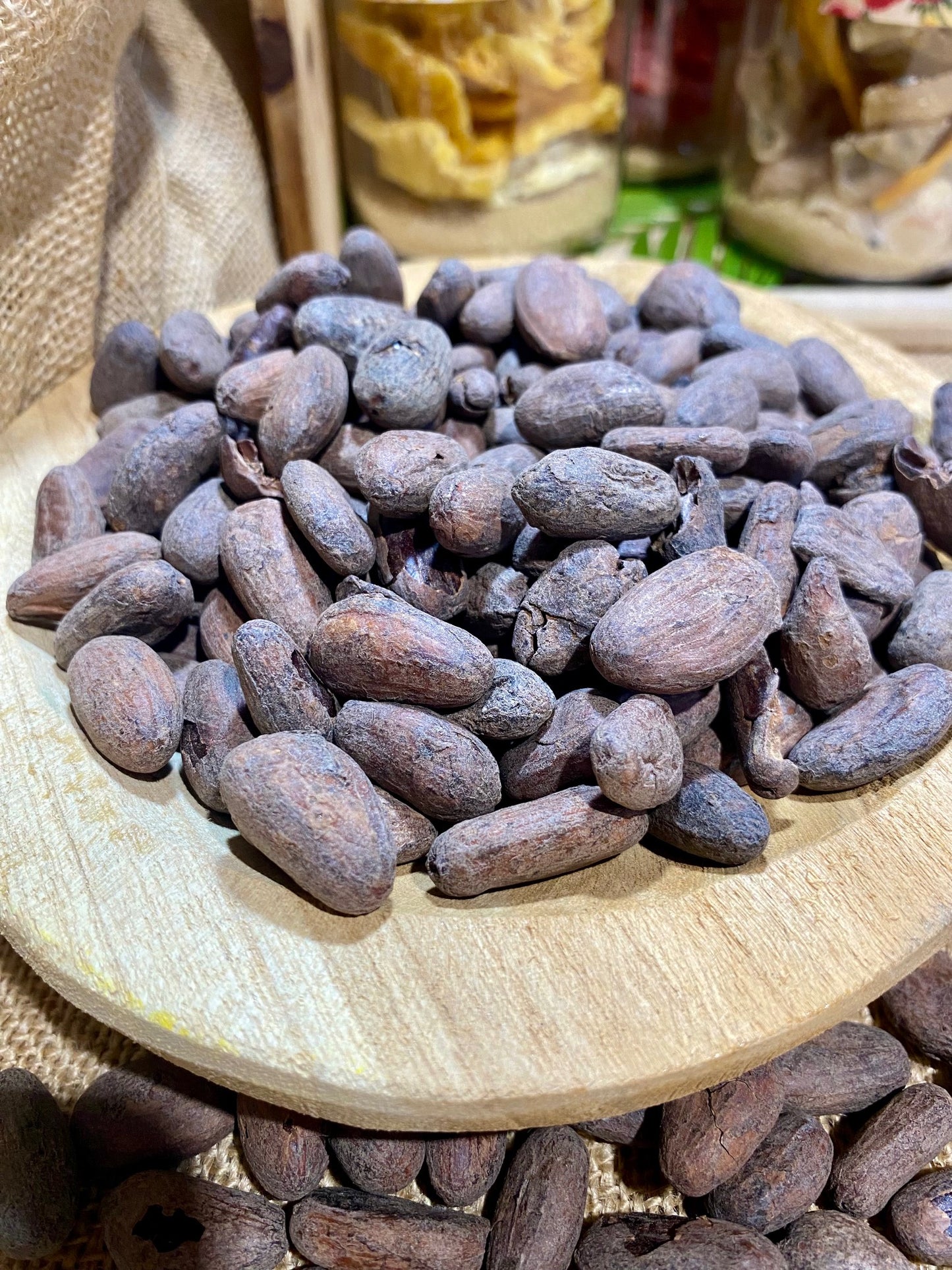 Gros plan sur la texture croquante des fèves de cacao torréfiées