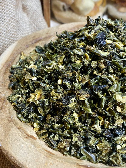 Gros plan sur la texture des flocons de jalapeño vert séchés