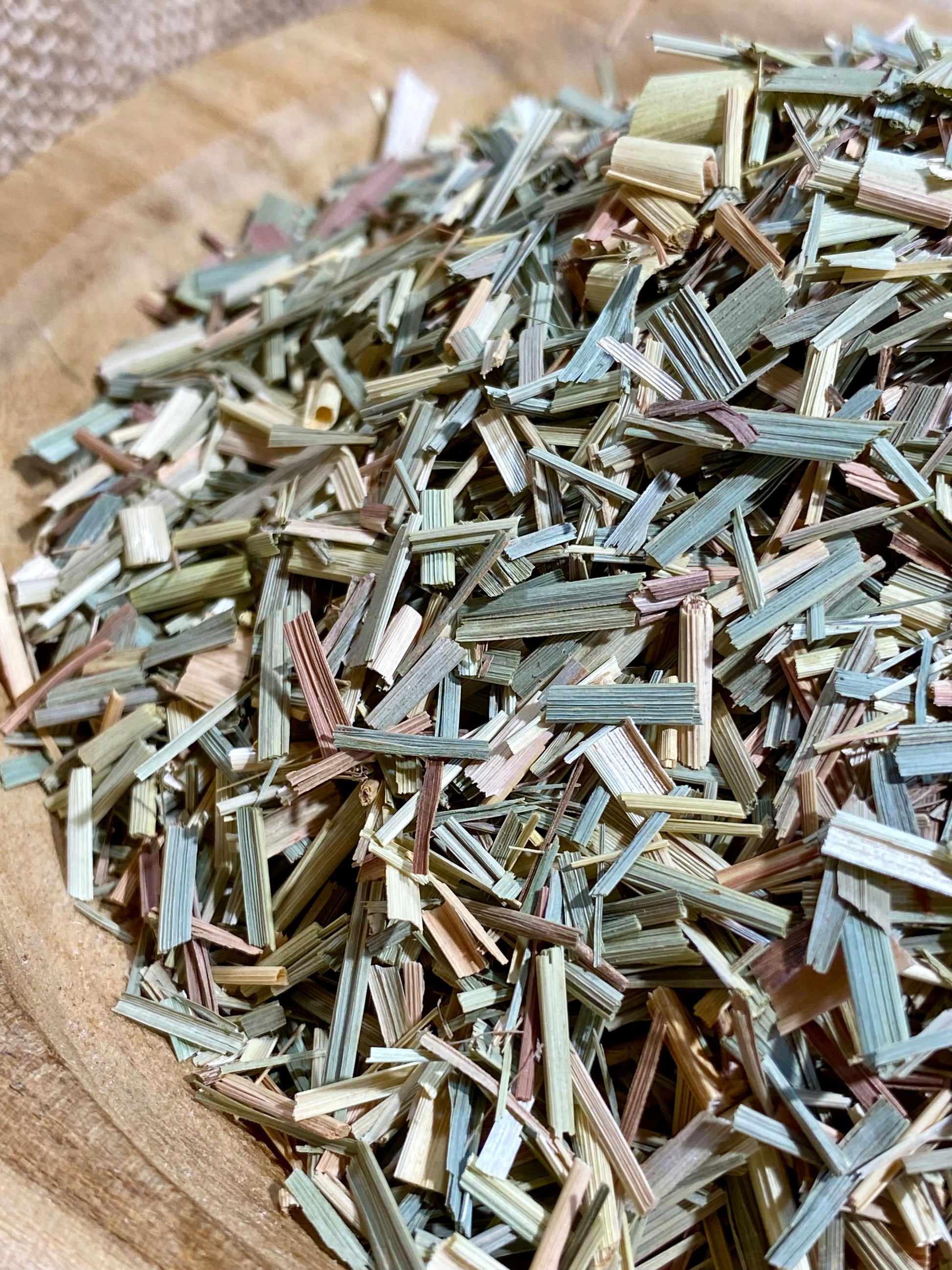 Infusion de citronnelle séchée en copeaux dans une tasse d’eau chaude