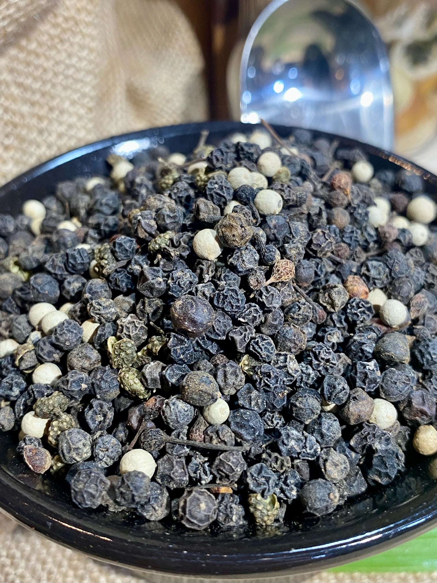 Plat assaisonné avec le Mélange 4 Baies – viandes, légumes et salades relevés délicatement