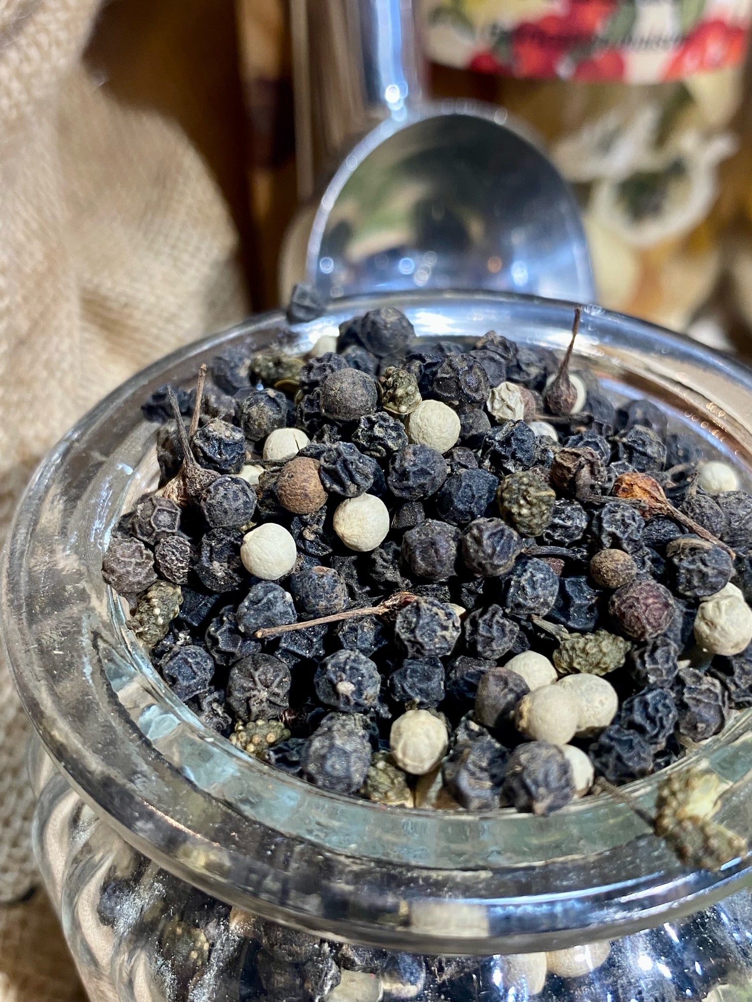 Mélange 4 Baies utilisé pour assaisonner un plat gourmet – notes aromatiques équilibrées