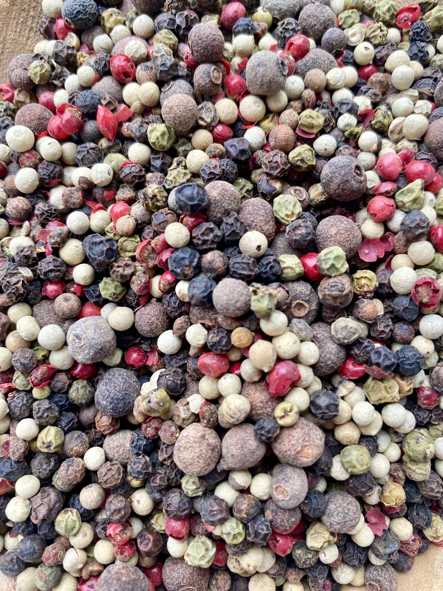 Gros plan sur les grains du mélange 5 baies montrant couleurs et texture