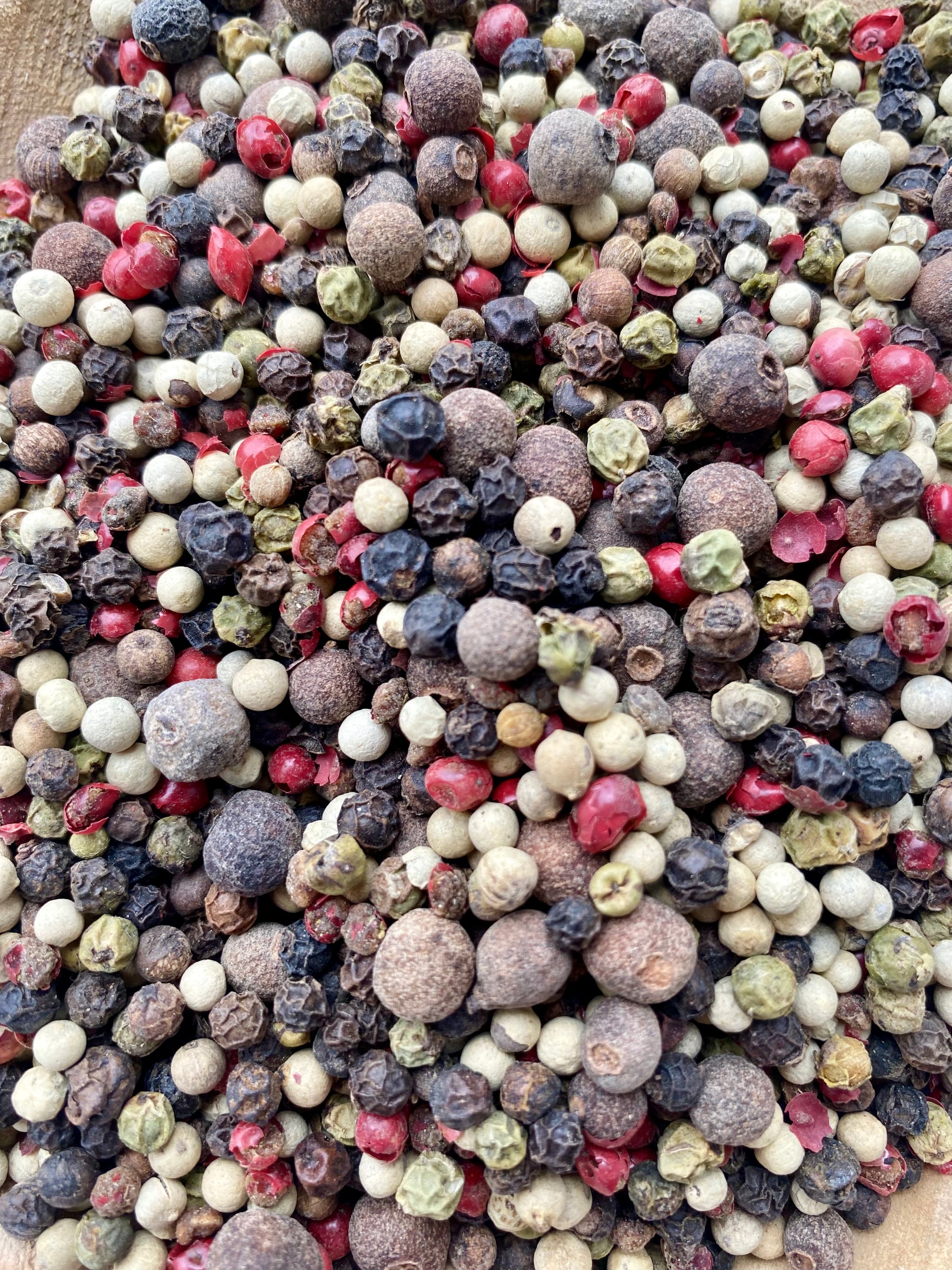 Gros plan sur les grains du mélange 5 baies montrant couleurs et texture