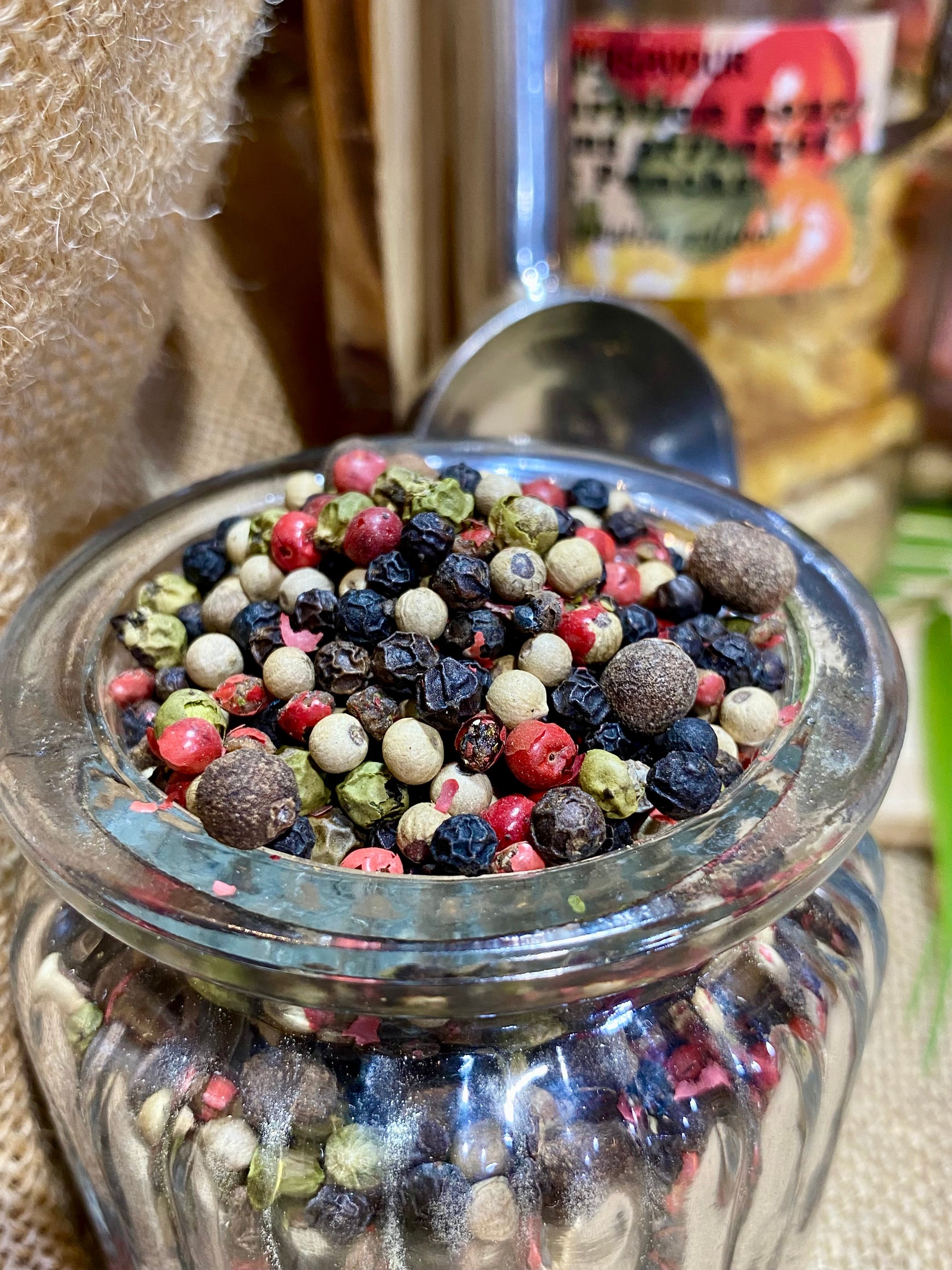 Mélange 5 baies en grains avec poivres noir, blanc, vert, baies roses et piment de la Jamaïque