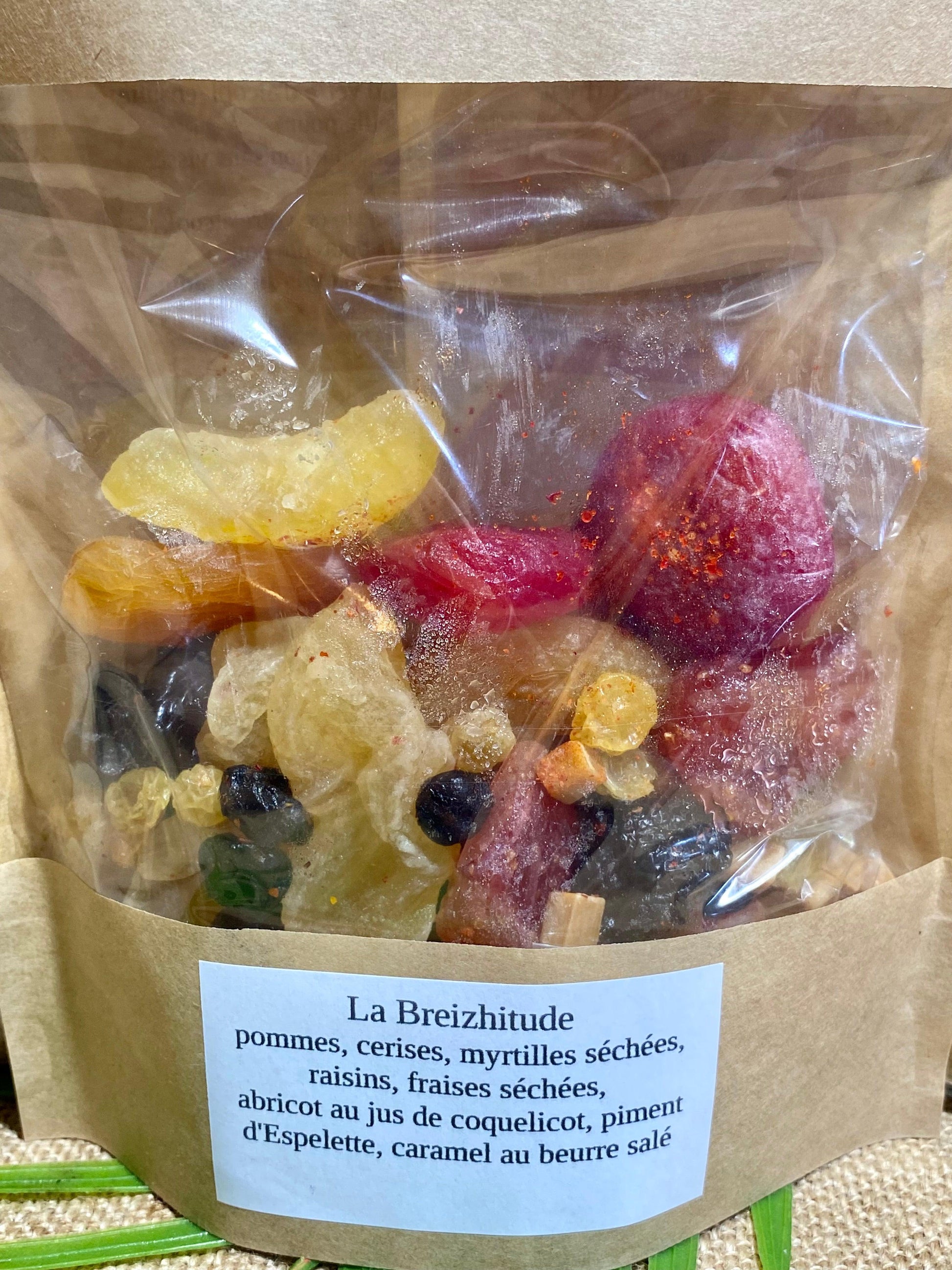 Sachet de préparation rhum arrangé La Breizhitude ouvert – montre les fruits séchés, épices et caramel au beurre salé prêts à être ajoutés à du rhum blanc agricole pour infusion