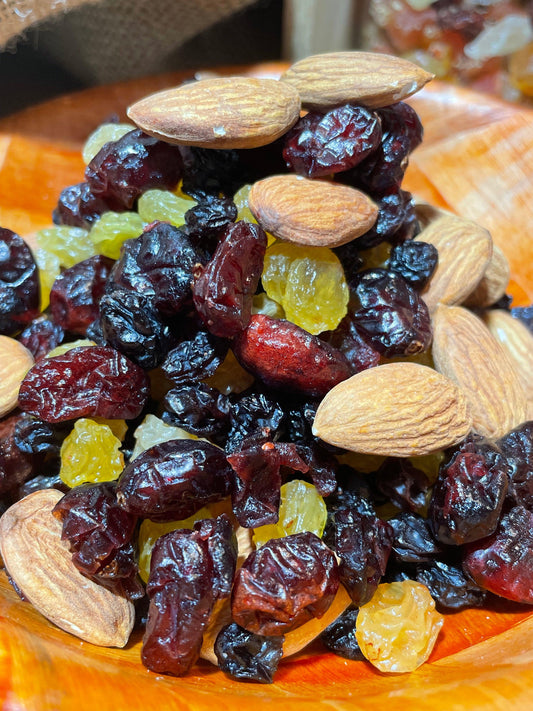 Mélange fruits secs antioxydants dans un bol en bois