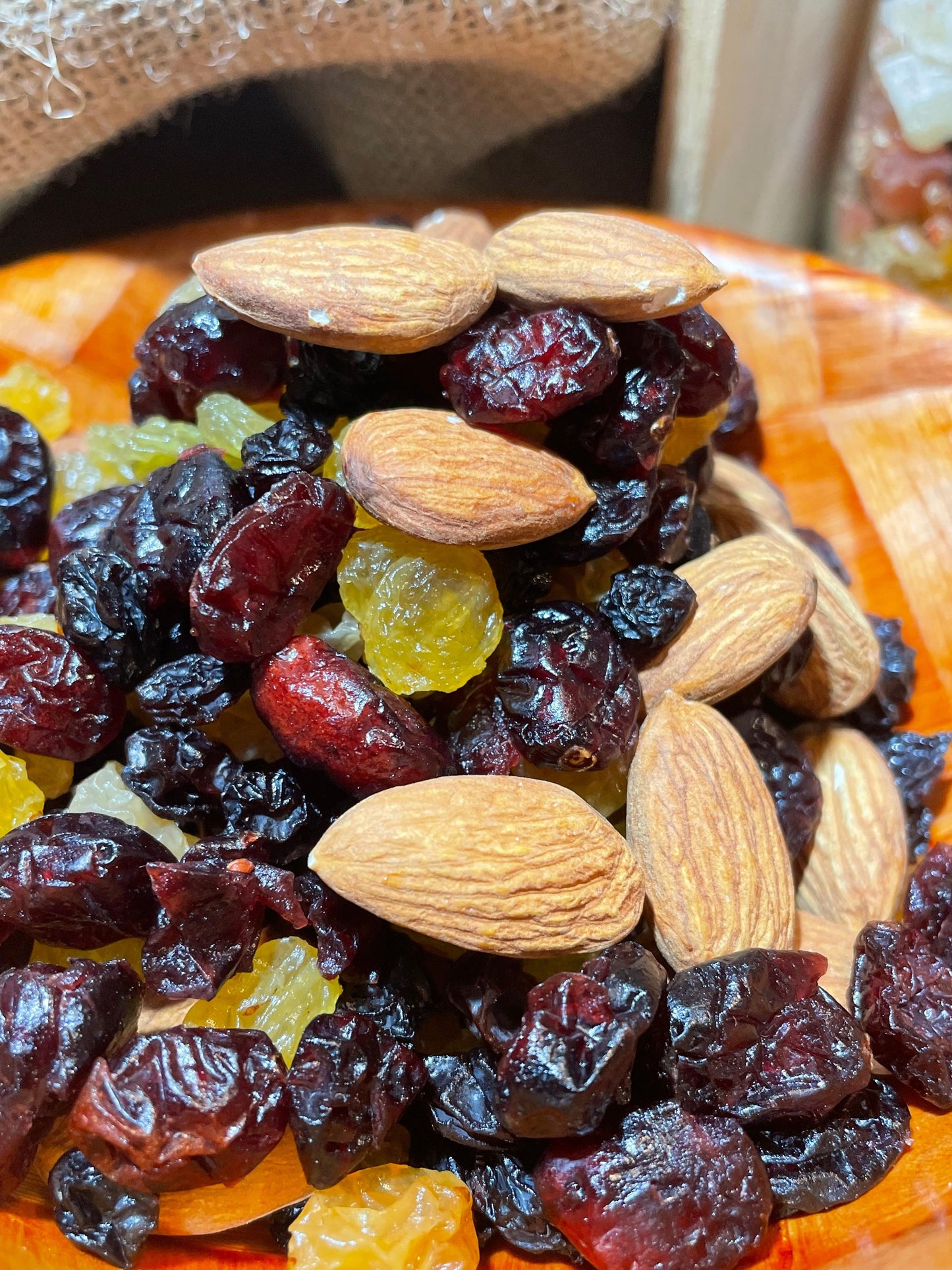 Cranberries, raisins golden, raisins de Corinthe et amandes en gros plan