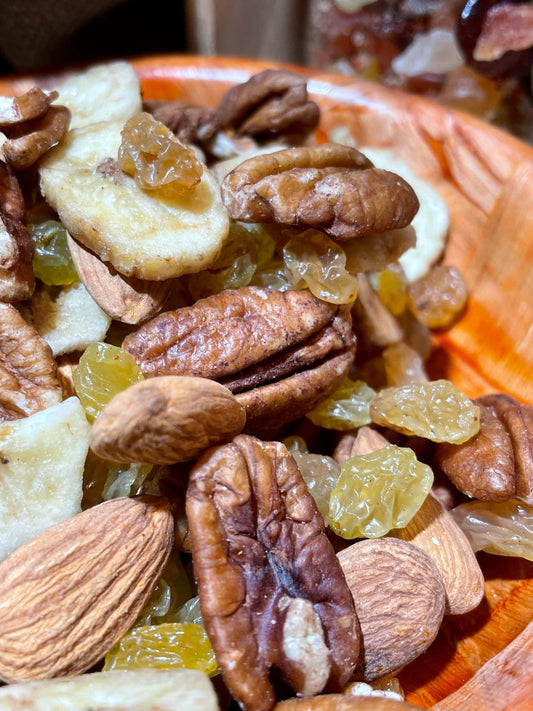 Mélange fruits secs apéritif dans un bol en bois