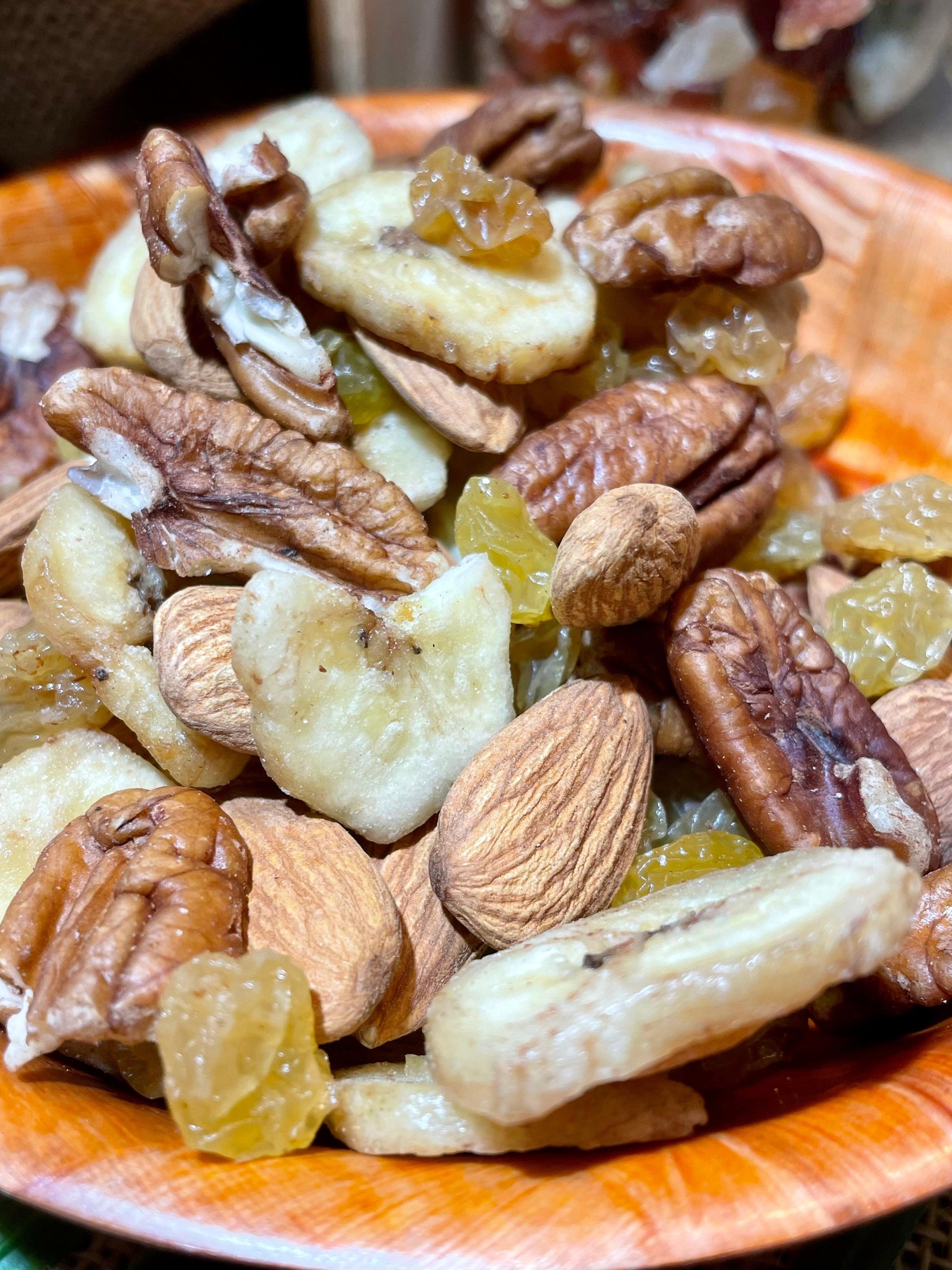 Amandes, noix de pécan, bananes chips et raisins golden en gros plan