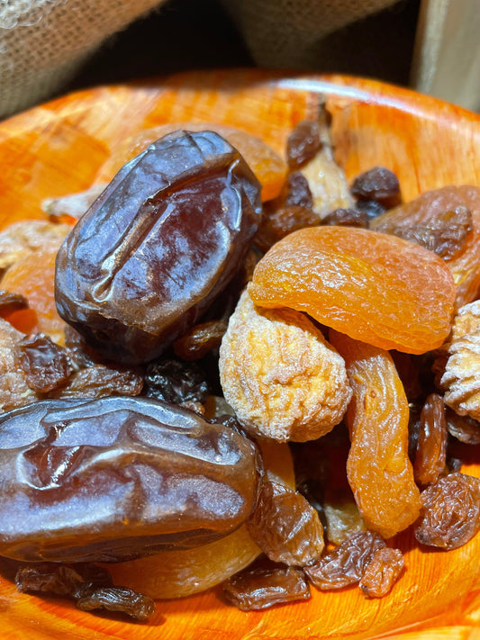 Mélange fruits secs sans sucre ajouté dans un bol en bois
