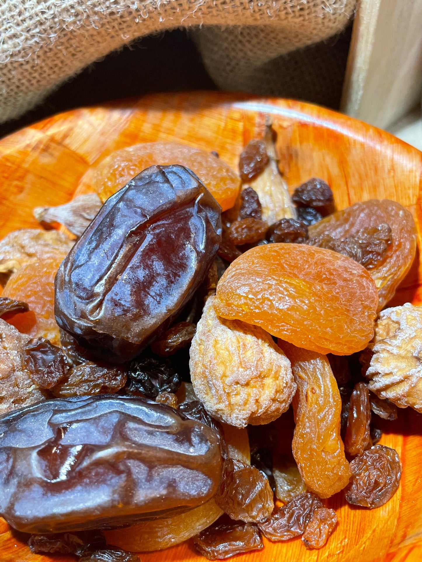 Abricots, figues, raisins sultanine et dattes séchés en gros plan