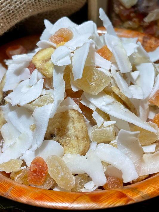 Mélange fruits secs tropicaux dans un bol en bois