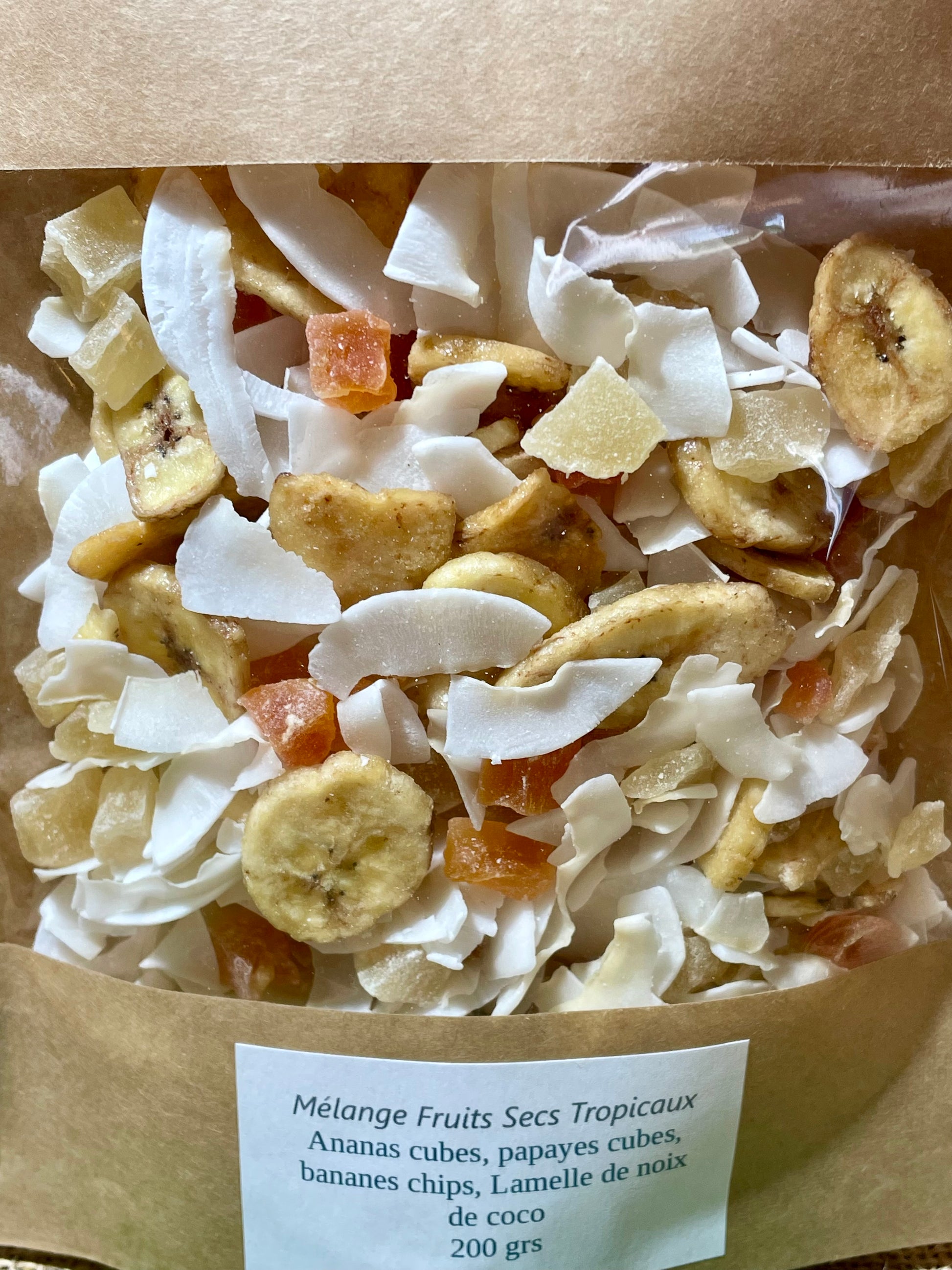 Ananas, papaye, banane chips et noix de coco séchés en gros plan