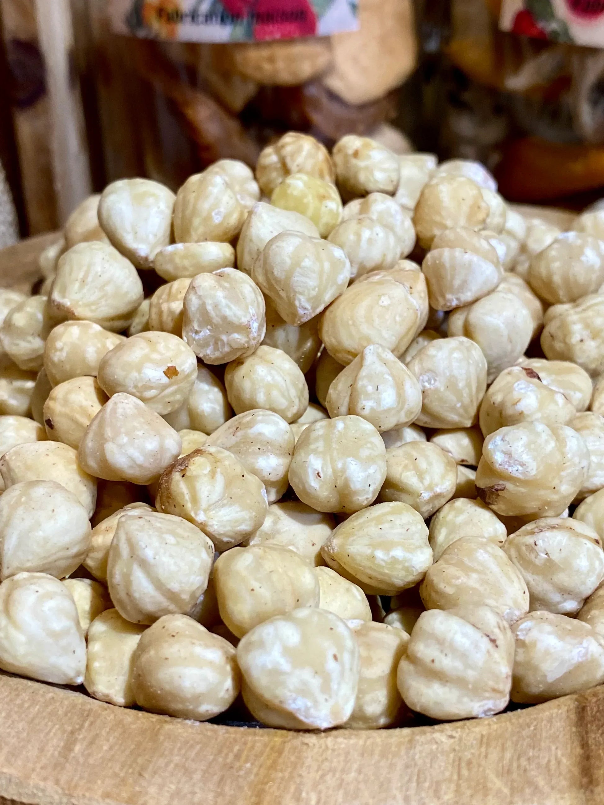 Gros plan sur noisettes grillées dorées et croquantes, prêtes à être consommées comme snack sain ou ajoutées à des salades, desserts et granolas maison